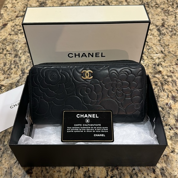 CHANEL Black leather Floral Camellia Embossed Wallet CC Gold Logo - Picture 1 of 14